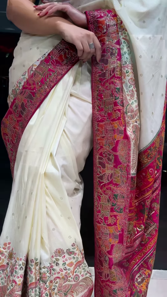 ZZZGraceful Elegance: Traditional White Saree with Stunning Pink Pallu